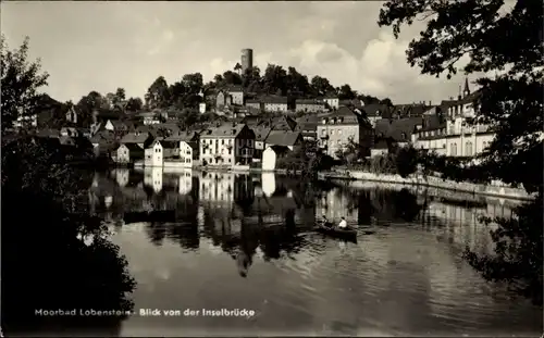 Ak Lobenstein im Saale Orla Kreis, Blick von der Inselbrücke auf den Ort, Boote