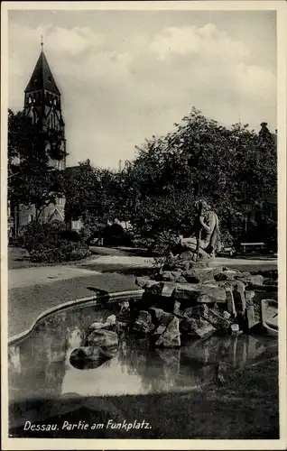Ak Dessau in Sachsen Anhalt, Funkplatz, Brunnen