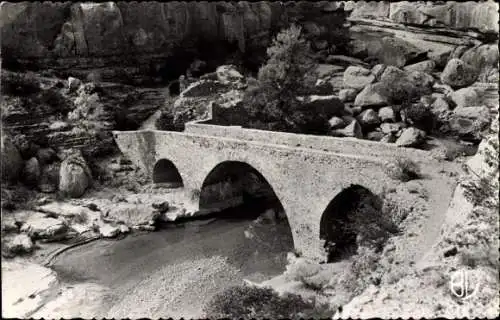 Ak Châteauneuf de Chabre Hautes Alpes, Die römische Brücke