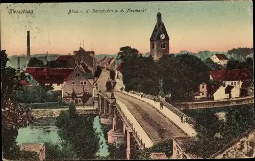 Ak Merseburg an der Saale, Blick von den Domstufen zum Neumarkt, Brücke