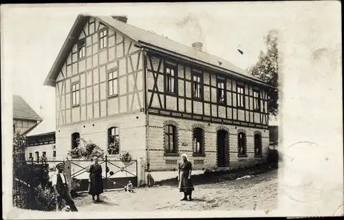 Foto Ak Unterloquitz Probstzella Thüringen, Fachwerkhaus, Anwohner