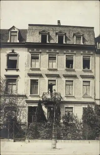 Foto Ak Freiburg im Breisgau Baden Württemberg, Anwohner an den Fenstern eines Wohnhauses