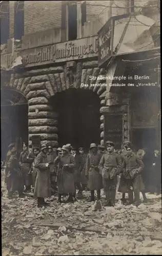 Ak Berlin Mitte, Straßenkämpfe, Das zerstörte Gebäude des Vorwärts, Soldaten