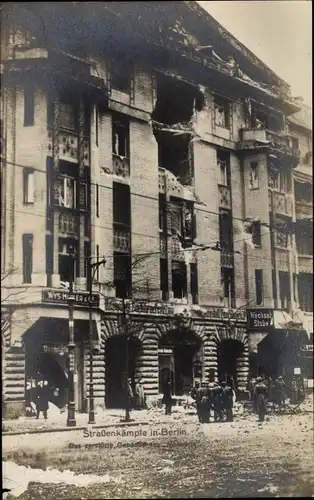 Foto Ak Berlin Mitte, Straßenkämpfe, Das zerstörte Gebäude