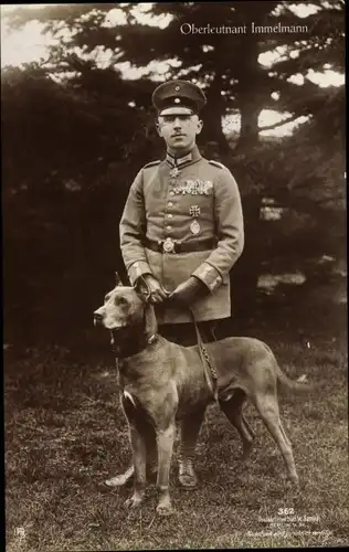 Ak Oberleutnant Immelmann mit Hund Tyras, Portrait