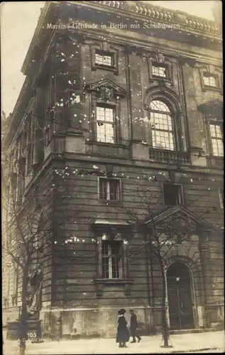 Ak Berlin Mitte, Partie vor dem Marstallgebäude mit Schußspuren, Novemberrevolution 1918