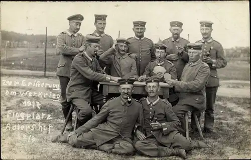 Foto Ak Berlin Treptow Adlershof, Soldaten bei einem Kartenspiel auf dem Flugplatz 1917, 12/8, I. WK