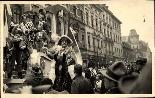 Foto Ak Deutschland, Karneval, Kostümierte, Umzugswagen