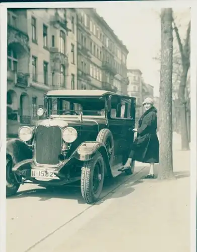 Foto Dresden Altstadt Seevorstadt, Bürgerwiese, Frau neben einem Automobil