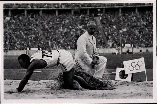 Sammelbild Olympia 1936, Jesse Owens beim Weitsprung