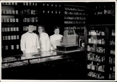Foto Ak Innenansicht einer Apotheke, Verkäuferinnen, Apothekerinnen