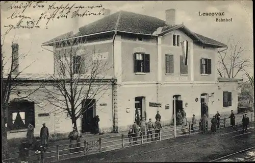 Ak Leskovac in Serbien, Partie am Bahnhof, Gleisseite
