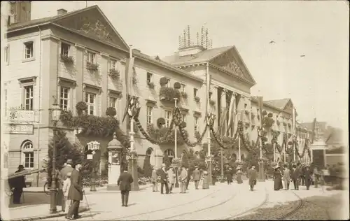 Foto Ak Karlsruhe in Baden, Rathaus um Festschmuck, Litfaßsäule