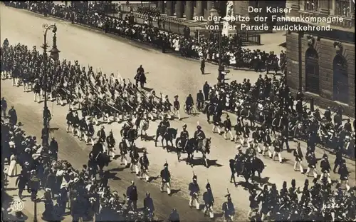 Ak Kaiser an der Spitze der Fahnenkompagnie von der Parade zurückkehrend