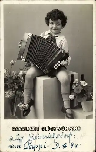 Ak Glückwunsch Geburtstag, Junge mit Akkordeon, Blumen
