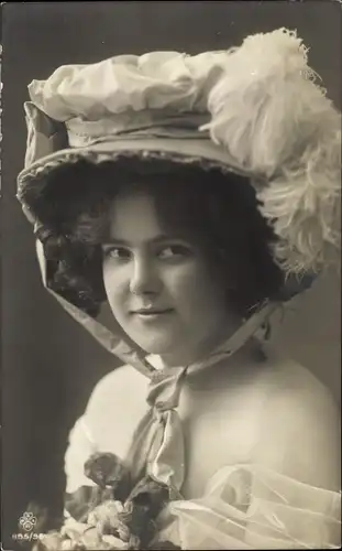 Ak Portrait einer Frau mit Federhut, schulterfreies Kleid