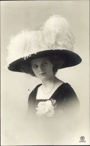Ak Portrait einer Frau mit Federhut