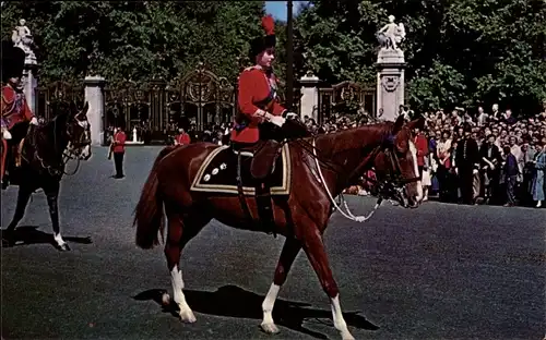 Ak London City England, Queen Elizabeth und Trooping the Colour Ceremony