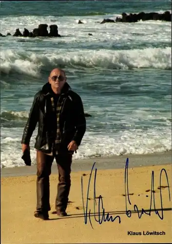 Ak Schauspieler Klaus Löwitsch, Portrait am Strand, Wellen, Autogramm