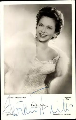 Ak Schauspielerin Hertha Feiler, Portrait, Ufa Film, Die Heilige und ihr Narr, Autogramm