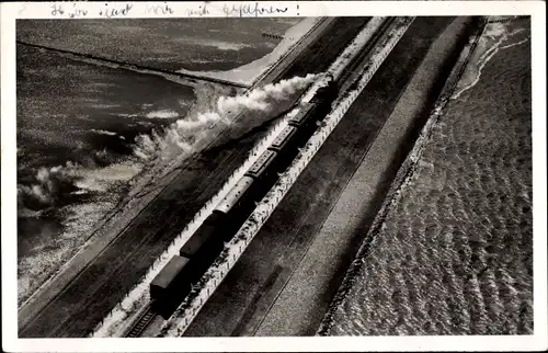Ak Insel Sylt in Nordfriesland, D-Zug auf dem Hindenburgdamm, Eisenbahn, Fliegeraufnahme