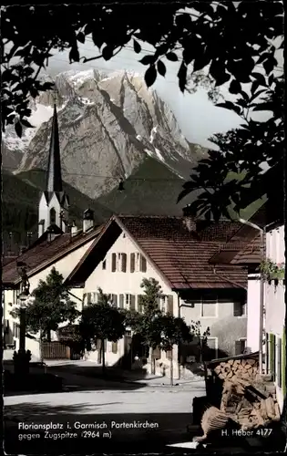 Ak Garmisch Partenkirchen in Oberbayern, Floriansplatz, Blick zur Zugspitze