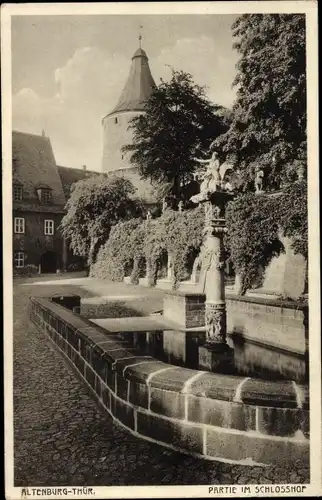 Ak Altenburg in Thüringen, Schlosshof, Brunnen, Statue