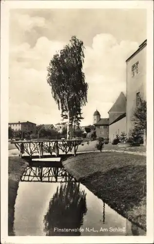 Ak Finsterwalde in der Niederlausitz, am Schloss, Fluss, Holzbrücke