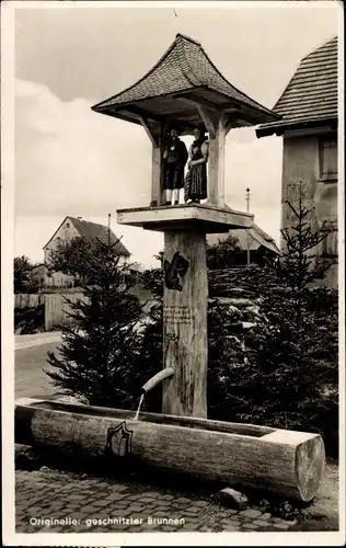 Ak Rötenbach Friedenweiler im Schwarzwald, Origineller geschnitzter Brunnen