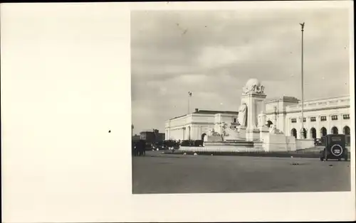 Foto Ak USA, Platz, Denkmal, Amtsgebäude