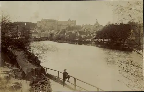 Foto Ak Colditz in Sachsen, Teilansicht vom Ufer der Mulde, Schloss