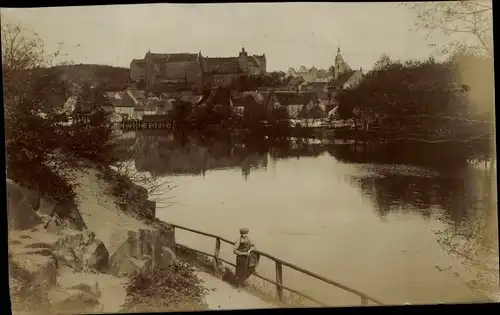 Foto Ak Colditz in Sachsen, Teilansicht vom Ufer der Mulde, Schloss