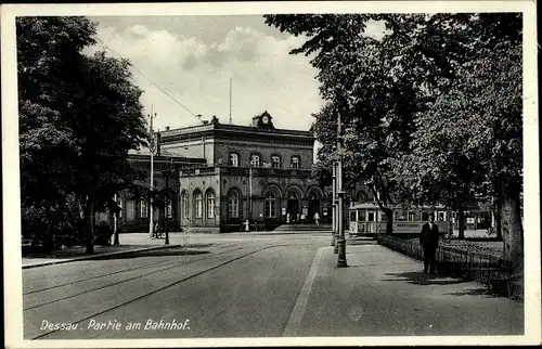 Ak Dessau in Sachsen Anhalt, Bahnhof, Haupteingang, Straßenbahn