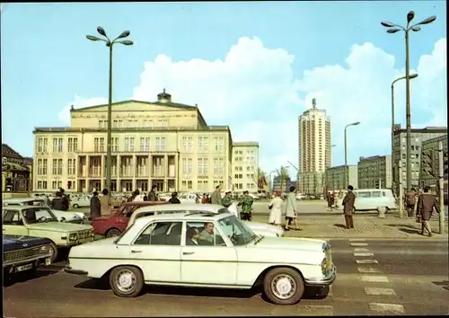 Ak Leipzig in Sachsen, Opernhaus am Karl-Marx-Platz, Straßenverkehr, Autos