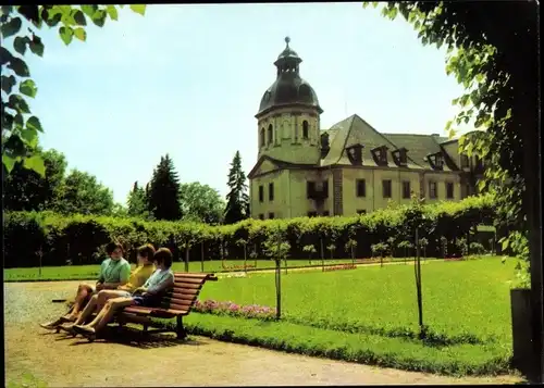Ak Eisenberg in Thüringen, Schlosskirche, Frauen auf Parkbank
