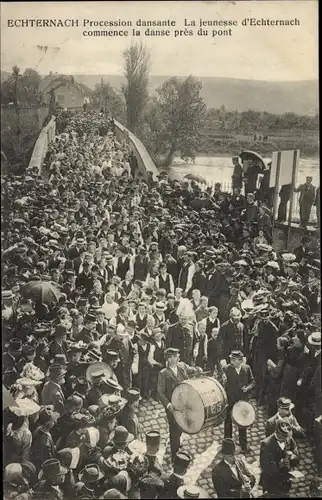 Ak Echternach Luxemburg, Procession dansante, La jeunesse d'Echternach