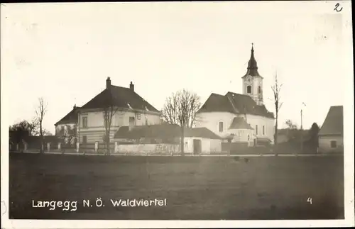 Foto Ak Langegg Dunkelsteinerwald in Niederösterreich, Blick vom Feld auf die Ortschaft, Kirche