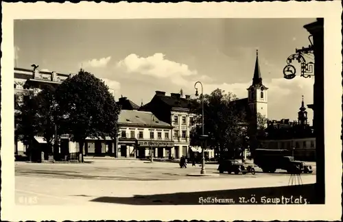 Ak Hollabrunn in Niederösterreich, Partie am Hauptplatz, Modewaren und Schuhladen, Friseur, Kirche
