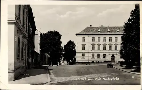 Ak Hollabrunn in Niederösterreich, Partie am Amtsplatz, Mädchen- Volks- und Hauptschule
