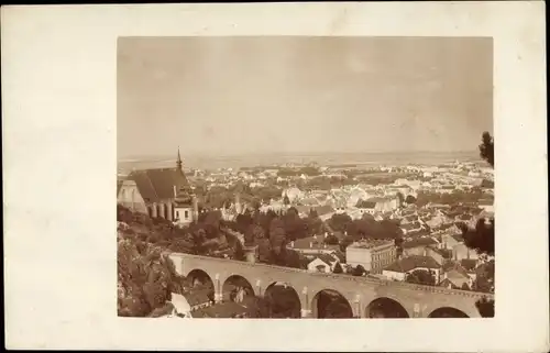 Foto Ak Mödling in Niederösterreich, Blick auf Stadt und Kirche, Bahnstrecke, Eisenbahnbrücke