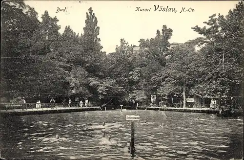 Ak Bad Vöslau in Niederösterreich, Blick auf das Schwimmbad, Badegäste im Wasser