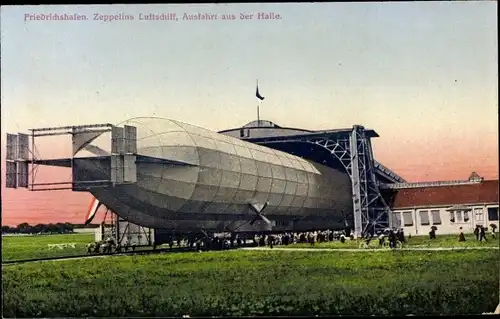 Ak Friedrichshafen am Bodensee, Zeppelins Luftschiff, Ausfahrt aus der Halle