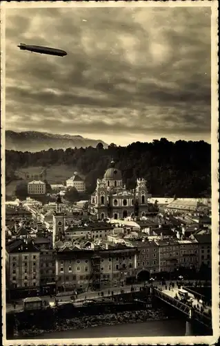 Foto Ak Salzburg in Österreich, Zeppelin über der Stadt