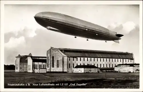 Ak Friedrichshafen am Bodensee, Luftschiff LZ 127 Graf Zeppelin über der Luftschiffhalle
