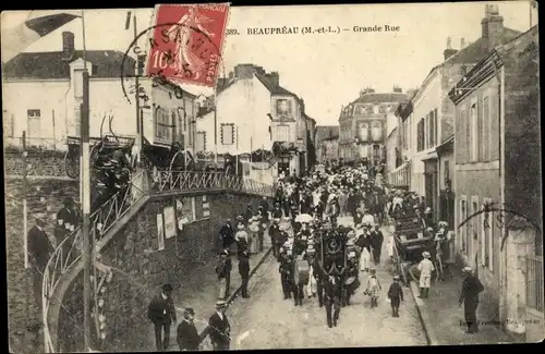 Ak Beaupréau Maine et Loire, Grande Rue, fête