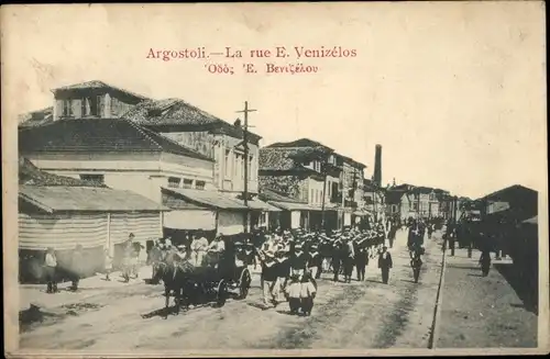 Ak Argostoli Griechenland, La rue E. Venizelos, Matrosen folgen einem Pferdewagen, Trauerzug?