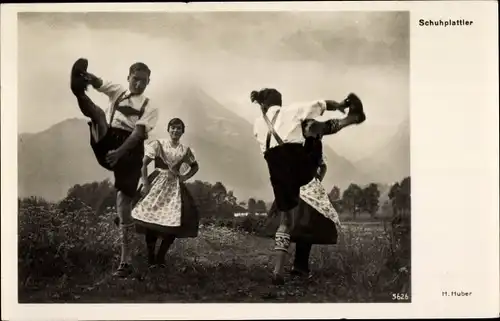 Ak Schuhplattler, Tanzende Menschen in bayrischen Trachten