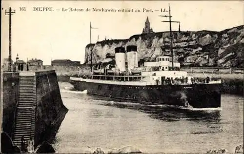 Ak Dieppe Seine-Maritime, Das Boot aus Newhaven fährt in den Hafen ein