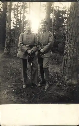 Foto Ak Zwei Deutsche Soldaten in Uniformen im Wald, Portrait