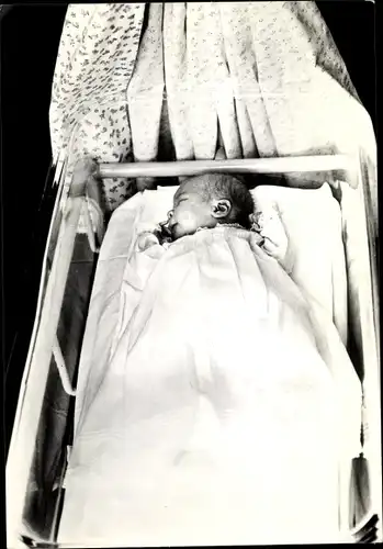 Ak Prinz Willem Alexander der Niederlande im Babybett 1967, Adel Niederlande